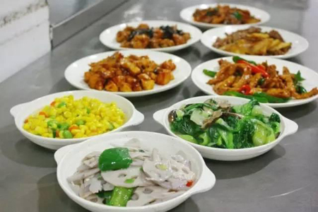 盤餐還是自助餐？這樣的食堂你喜歡嗎？