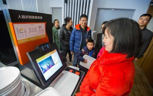 網紅食堂這樣“刷臉”吃飯，食堂也有黑科技